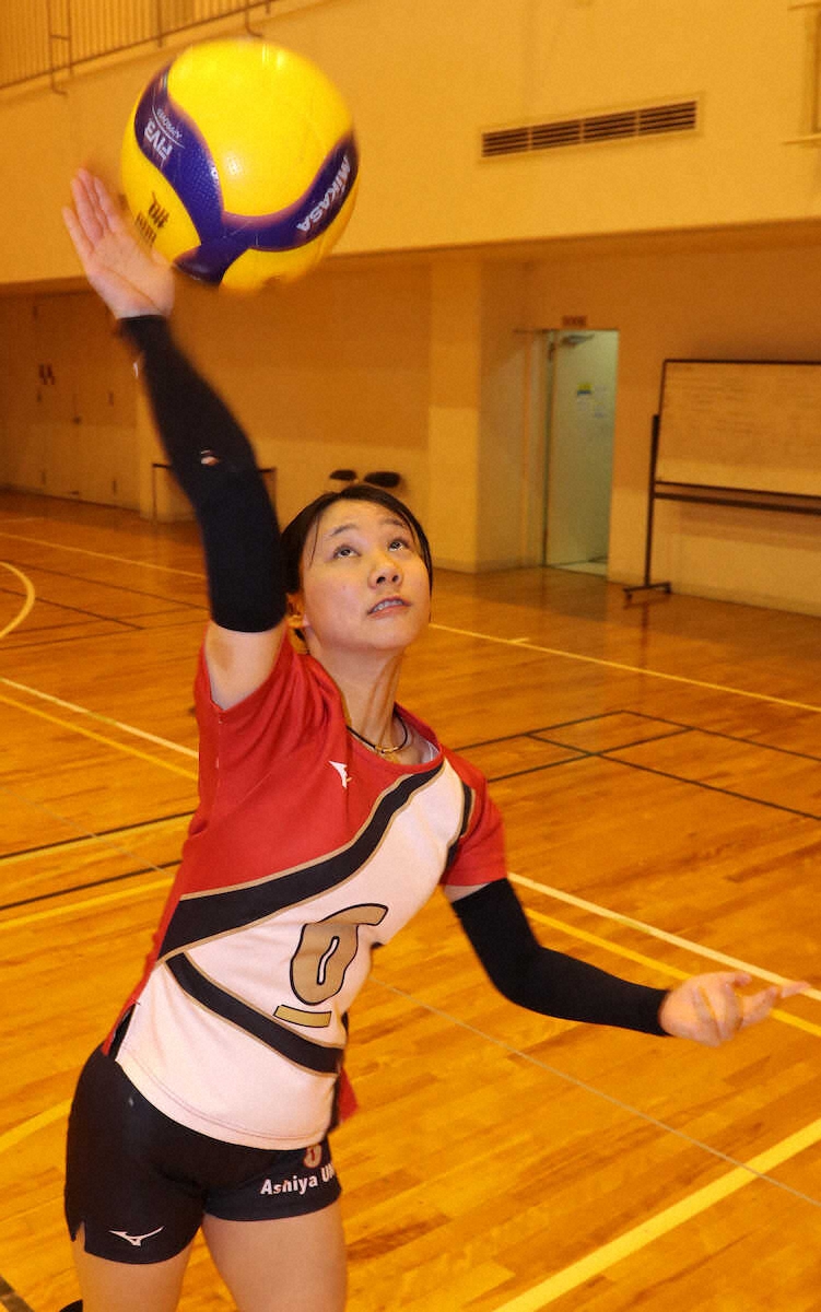 【画像・写真】スパイクを放つオポジットの奥出望未主将