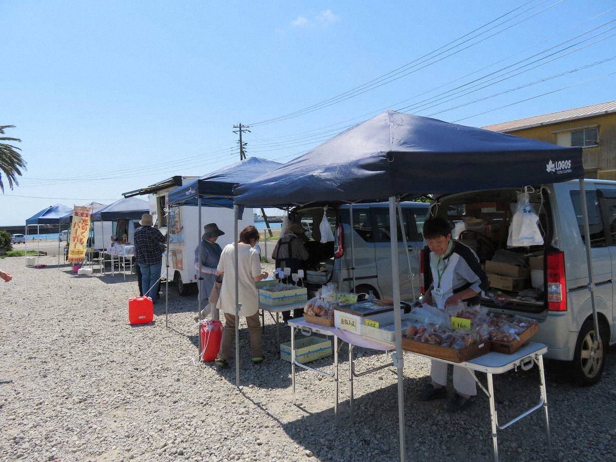 【画像・写真】【千葉・南房総】舌にとろ～り　揚げたてアジフライバーガーに舌鼓　千倉漁港の朝市にもアジグルメ