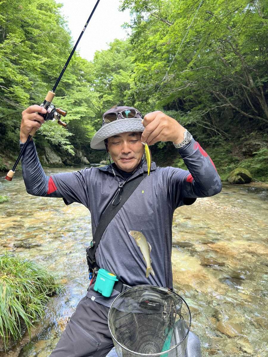 【画像・写真】日本一標高の高い川で名人さすがのテクニック　ルアーでヒット!!16センチ若アユ　日光市・男鹿川