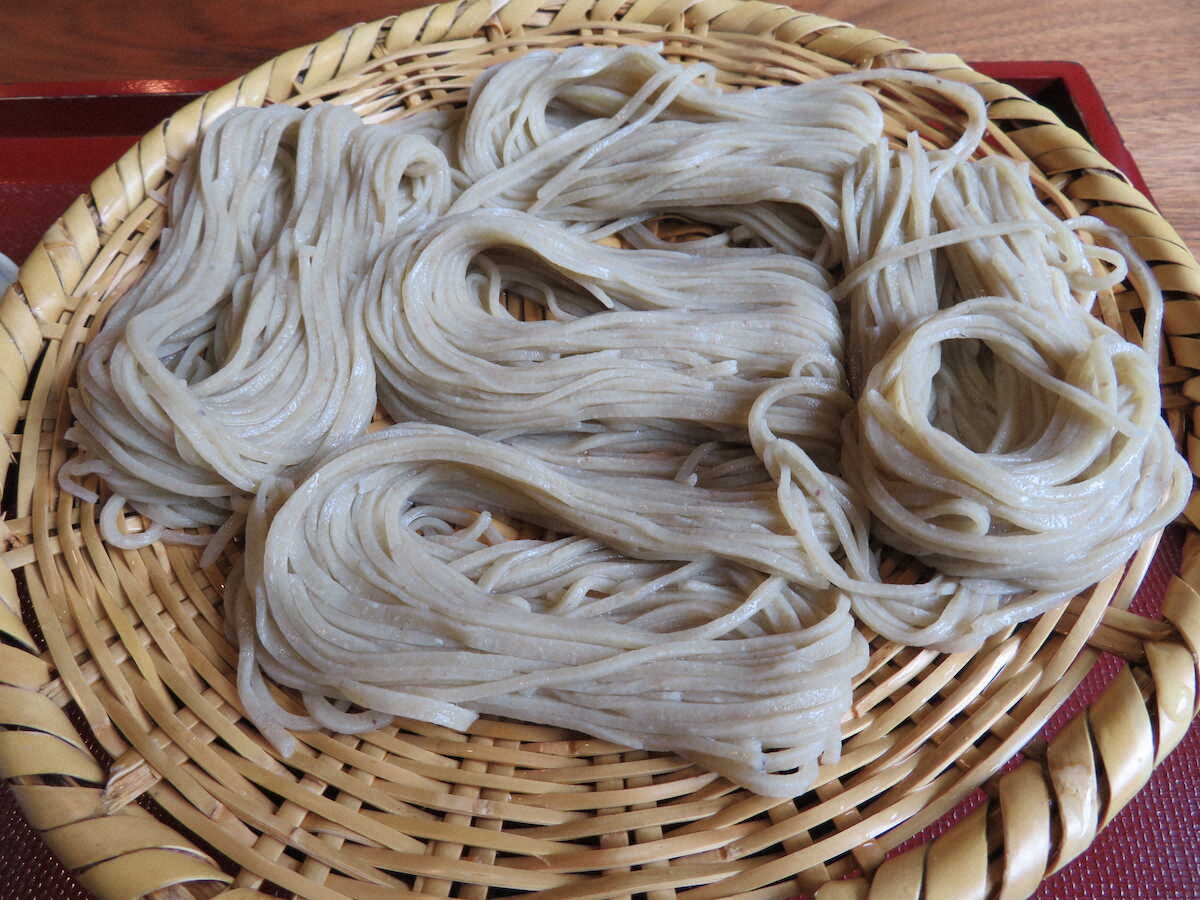 【画像・写真】【長野・戸隠】こねてのして切って…打ち立てのおいしさが味わえるそば打ち体験　盛り方にもこだわりが