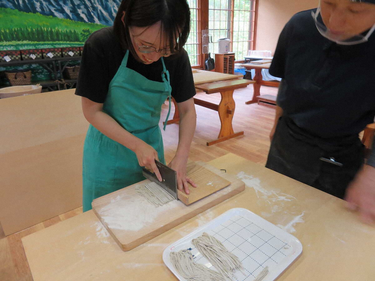 【画像・写真】【長野・戸隠】こねてのして切って…打ち立てのおいしさが味わえるそば打ち体験　盛り方にもこだわりが