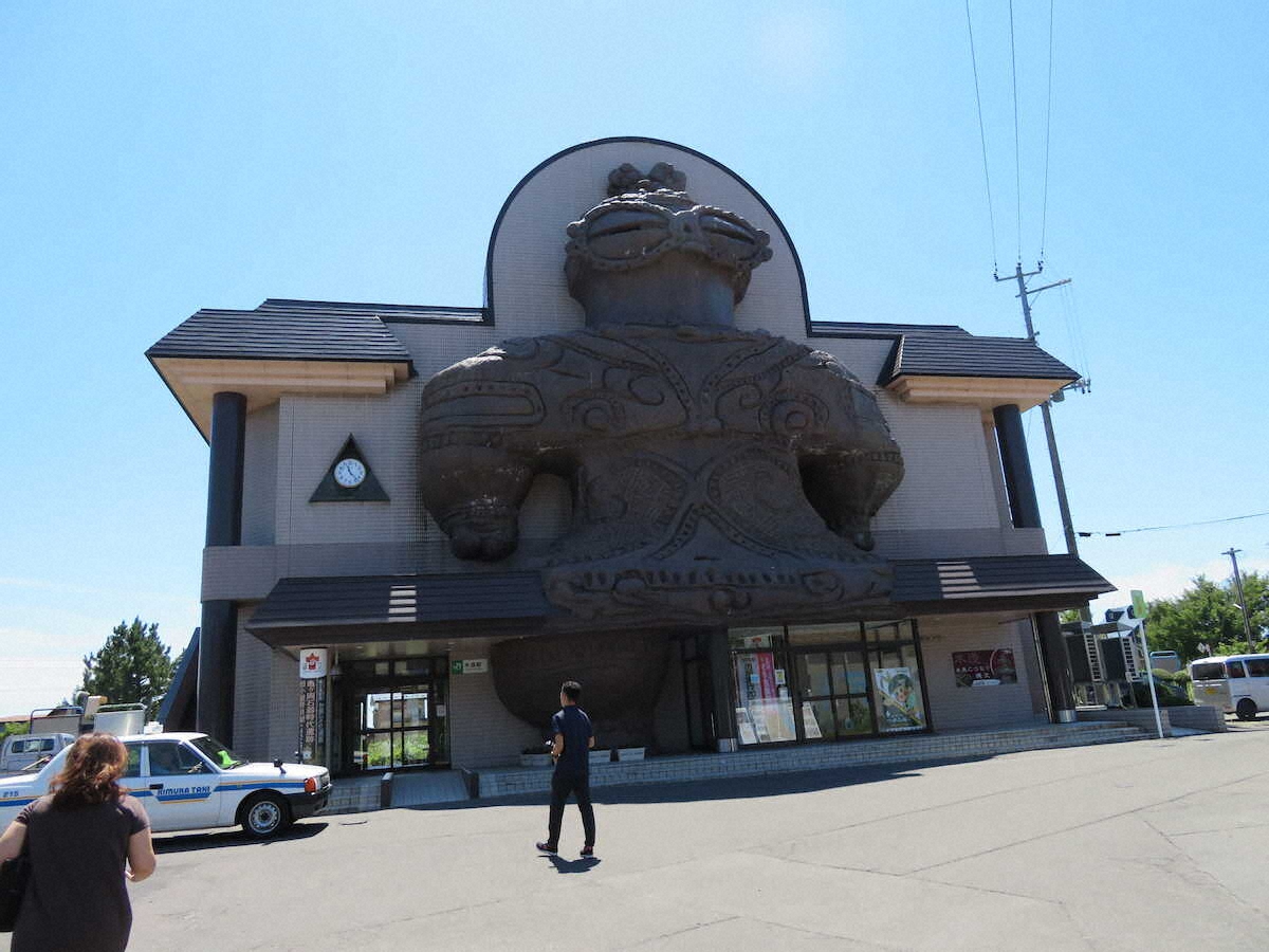 【画像・写真】【秋田～青森】目からビームが！木造駅の巨大土偶に仰天　高山稲荷神社では千本鳥居に息をのむ