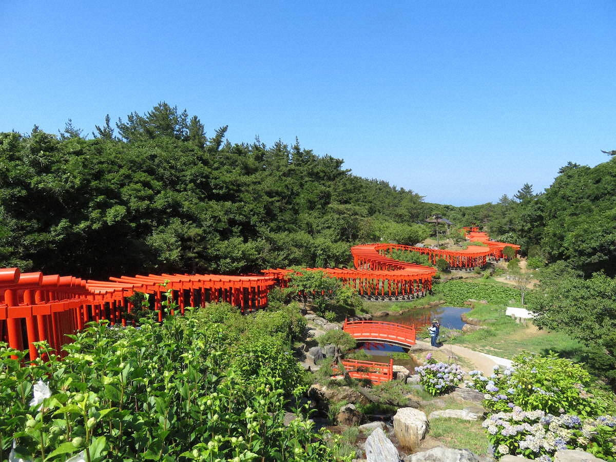 【画像・写真】【秋田～青森】目からビームが！木造駅の巨大土偶に仰天　高山稲荷神社では千本鳥居に息をのむ