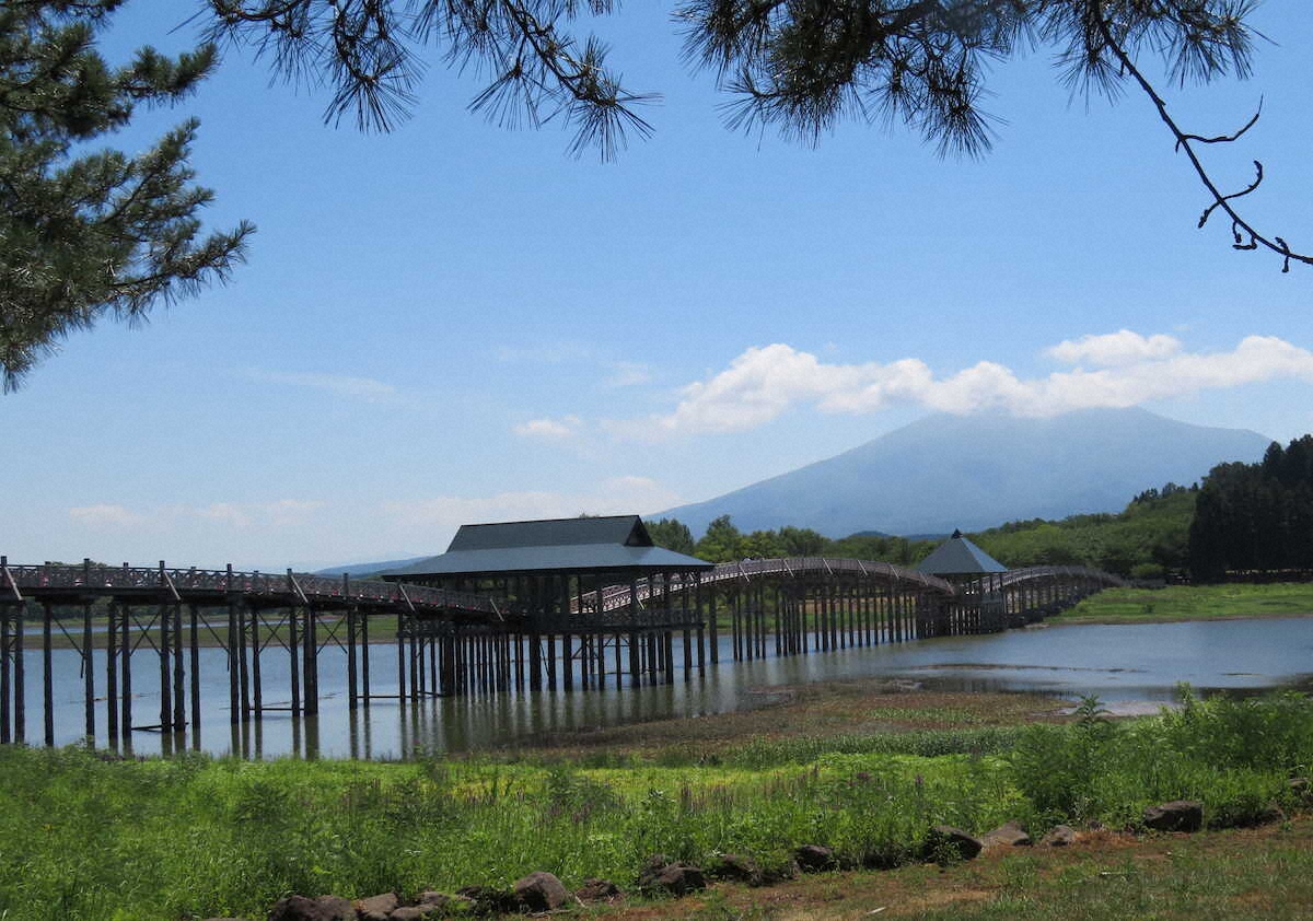 【画像・写真】【秋田～青森】岩木山をバックに300mの絶景！吉永小百合のCMで注目「鶴の舞橋」