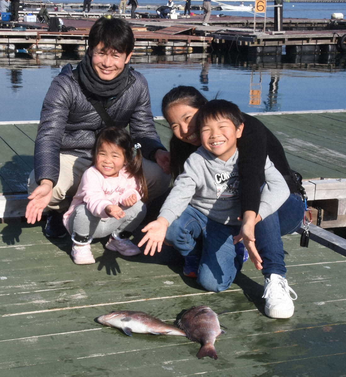 【画像・写真】兵庫県南あわじ市　じゃのひれフィッシングパーク　家族で力を合わせマダイをゲット