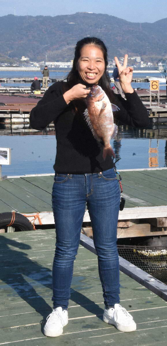 【画像・写真】兵庫県南あわじ市　じゃのひれフィッシングパーク　家族で力を合わせマダイをゲット