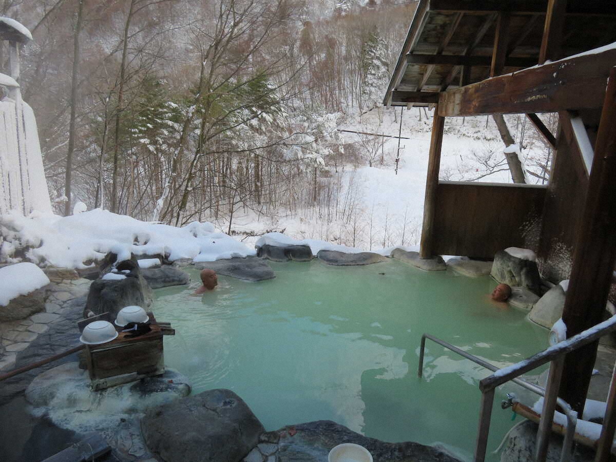【画像・写真】【長野・高山村】小さな村に泉質異なる8つの温泉　雪景色を眺めながら癒やしの時を
