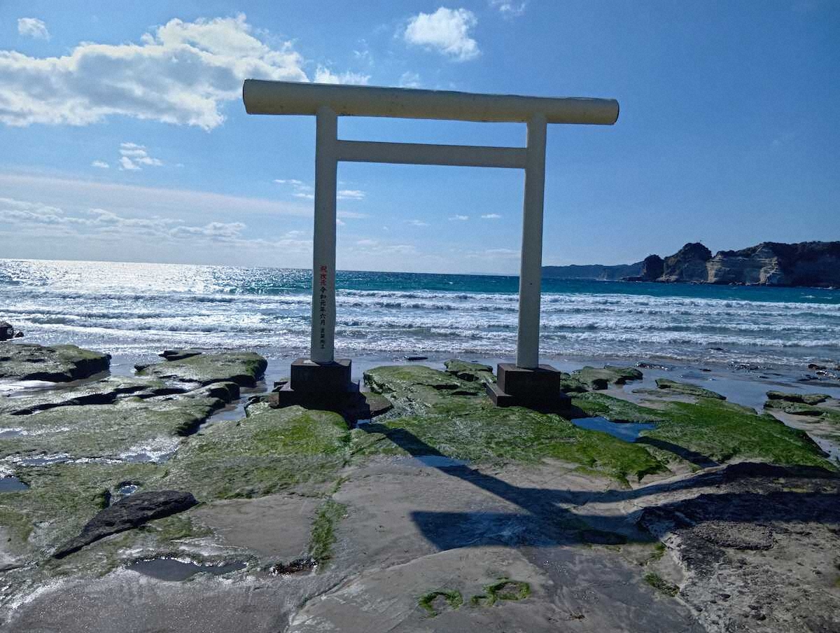 【画像・写真】【千葉】SNSで話題　海に立つ白い鳥居　青と白のコントラストは神秘の美しさ