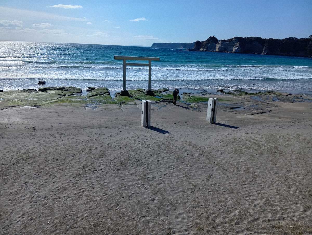 【画像・写真】【千葉】SNSで話題　海に立つ白い鳥居　青と白のコントラストは神秘の美しさ