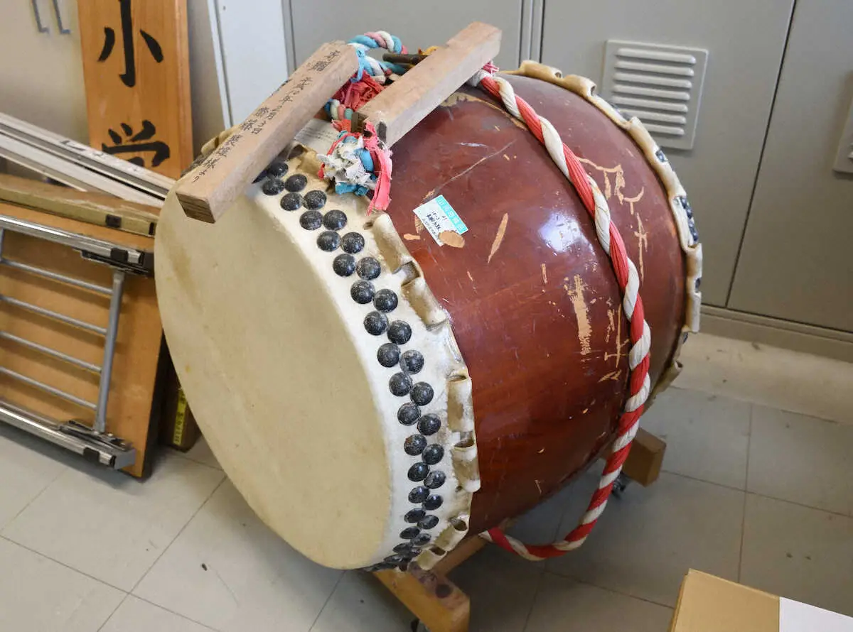【画像・写真】中浜小学校で保存されている、震災前に神楽の指導で使われていた太鼓