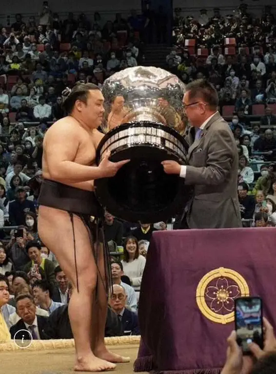 【画像・写真】遠藤敬首相補佐官　14場所ぶり3度目の優勝を決めた関脇・霧島に内閣総理大臣杯を授与　高市首相の代理