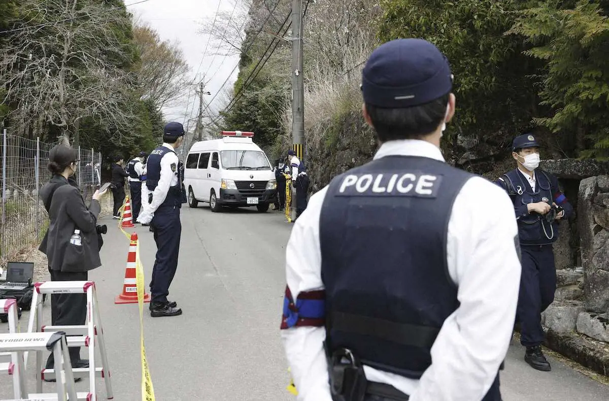 【画像・写真】安達結希さんの自宅付近に集まった警察官