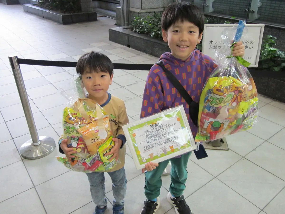 【画像・写真】ボランティアグループ「ラビネス千葉」から感謝状を送られた習志野市在住の睦葵君、葵杜君兄弟