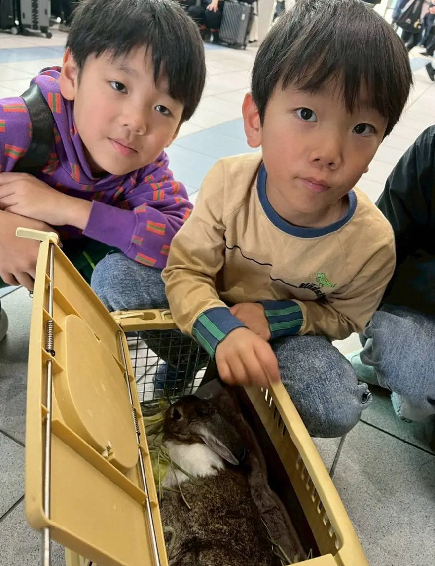 【画像・写真】モカ（手前）を引き渡すため、JR品川駅を訪れた睦葵君、葵杜君兄弟