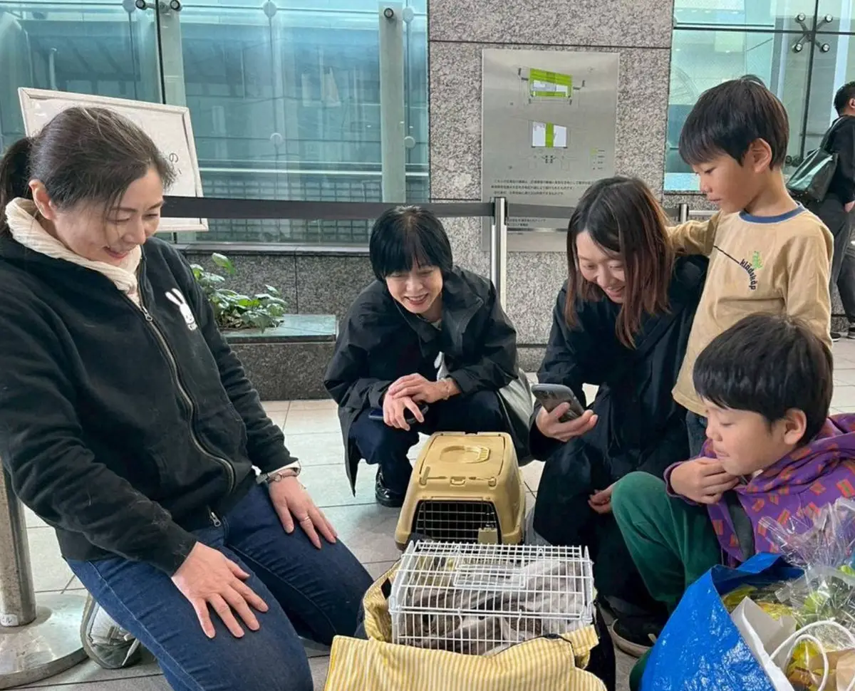 【画像・写真】モカの里親となった鈴木さん（左）と一時預かりしていた睦葵君、葵杜君（右2人）やボランティアグループ「ラビネス千葉」メンバーら