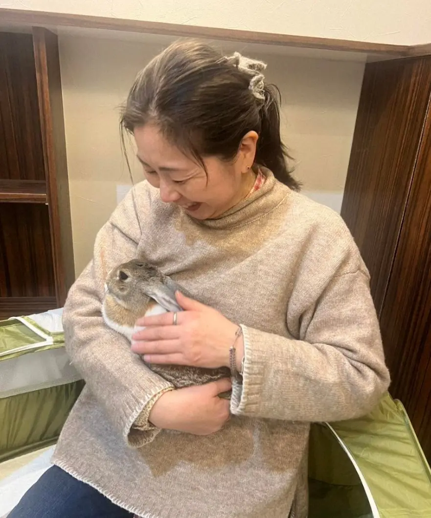 【画像・写真】モカを愛おしそうに抱く、里親になった鈴木さん