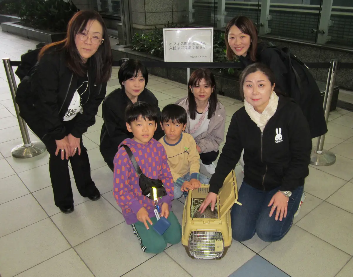【画像・写真】モカの里親となった鈴木さん（右手前）と一時預かりしていた睦葵君、葵杜君、ボランティアグループ「ラビネス千葉」メンバーら