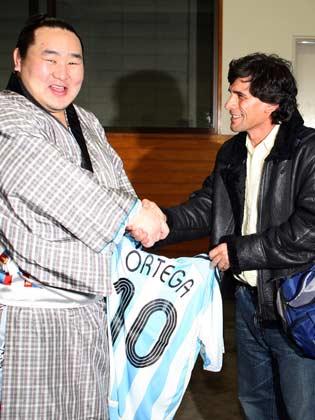 サッカーの元アルゼンチン代表、オルテガさん（右）の祝福に笑顔の朝青龍