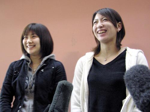 帰国会見をするバドミントン女子ダブルスで、五輪出場が確定した小椋久美子（右）と潮田玲子