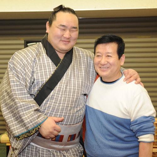 支度部屋を訪問した料理人・神田川俊郎氏（右）と笑顔で記念撮影に応じる朝青龍