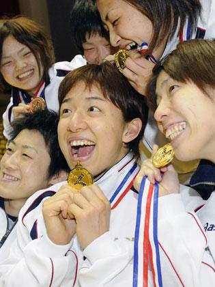 金メダルを手におどける浜口京子（中央）ら女子選手たち
