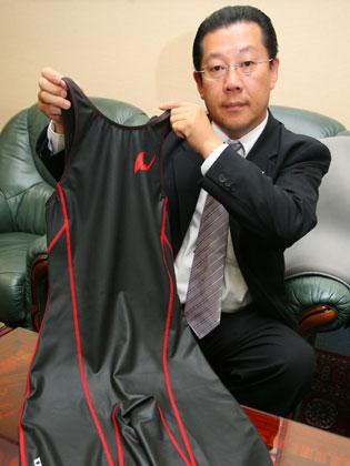 この素材が日本競泳陣を救う！誇らしげに自社製品を掲げる山本化学工業・山本社長
