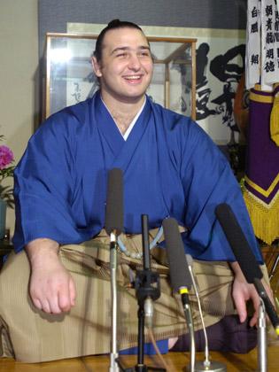 大相撲夏場所で初優勝し、一夜明けて記者の質問に笑顔で答える大関琴欧洲