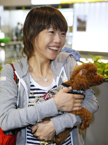 渡米を前に愛犬を抱き、笑顔を見せる女子マラソンの高橋尚子