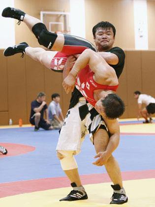 レスリング男子五輪代表の松本慎吾を持ち上げるプロ格闘家の吉田秀彦