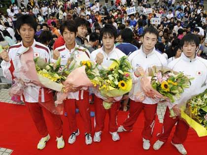 左から陸上代表の森岡紘一朗、岩水嘉孝、体操代表の冨田洋之、鹿島丈博、坂本功貴