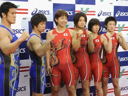 北京五輪用ウエアを着用した、左から松本慎吾、笹本睦、浜口京子、伊調馨、吉田沙保里、伊調千春