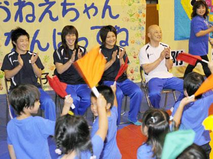 北京五輪での活躍を願い踊る幼稚園児を笑顔で見る、レスリング女子代表の（左から）伊調千春、吉田沙保里、伊調馨の３選手と栄和人監督