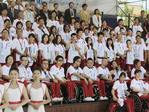 北京パラリンピックの選手村で、入村式に臨む日本選手団