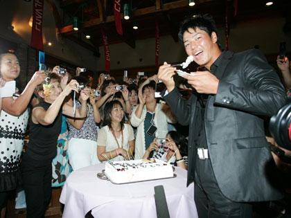 オフィシャルファンクラブの集いで、１７日の誕生日より一足早くファンからバースデーケーキを贈られた石川