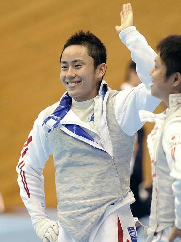 試合開始前、観客の声援に応える北京五輪銀メダリストの太田