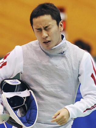 成年男子フルーレ２回戦で秋田の選手に敗れ、悔しそうな表情の太田雄貴