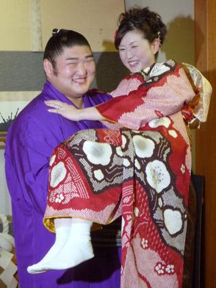 婚約者の田中麻衣さんを抱き上げる大相撲の大関琴光喜