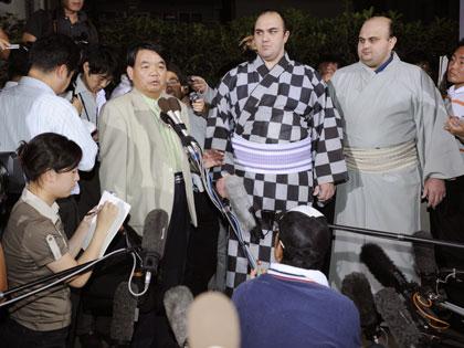 記者会見する日本相撲協会を解雇された元力士（右から）白露山と露鵬の兄弟