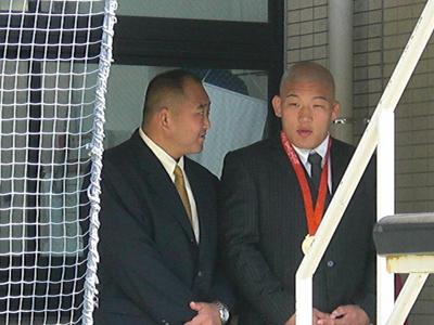 壇上に上がる前、斉藤監督（左）から言葉をかけられる石井