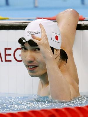 男子５０メートル平泳ぎ（ＳＢ３）決勝で金メダルを獲得し、声援に応える鈴木孝幸