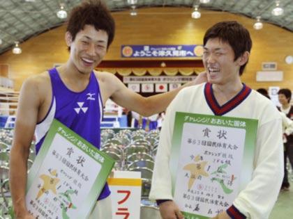 お互いの優勝を喜び合う、ボクシング成年ミドル級の朴忠南（左）と少年ミドル級の尹成得