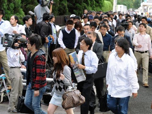 大相撲八百長疑惑記事をめぐる裁判で、傍聴券を求め東京地裁に入る人たち