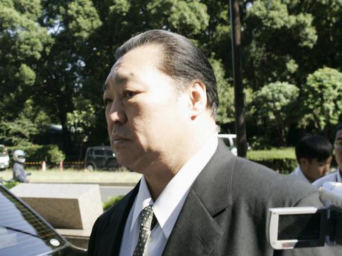 八百長疑惑記事をめぐる裁判で、証言するため東京地裁に向かう北の湖前理事長