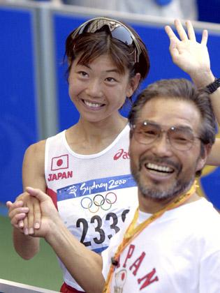 ２０００年９月のシドニー五輪女子マラソンで、金メダルを獲得し小出義雄コーチと笑顔で握手する高橋尚子