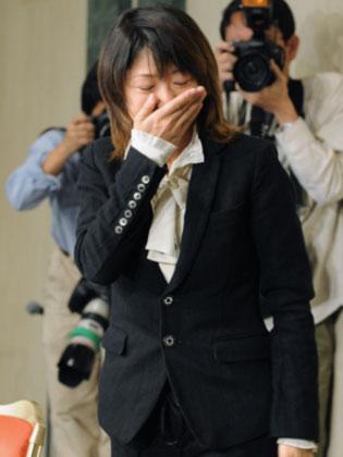 現役引退の記者会見を終え、涙をこらえながら会場を後にする高橋尚子