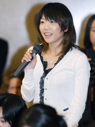 東京国際女子マラソンの記者会見で、出場選手に質問する高橋尚子さん