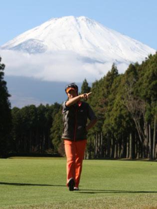 ６番、富士山を背に第２打へ向かう石川遼。最終日まで“てっぺん”にいるぞ！