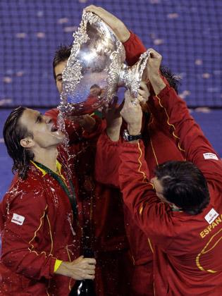 男子テニスのデ杯を制し、優勝杯からシャンパンを浴びてはしゃぐフェリシアノ・ロペス（左）らスペイン選手たち