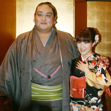 結婚報告の記者会見を終え、記念写真に納まる元大関の雅山と妻の侑加さん
