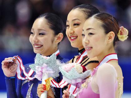 女子の表彰式でメダルを手に笑顔の（左から）３位の安藤美姫、優勝した浅田真央、２位の村主章枝の３選手